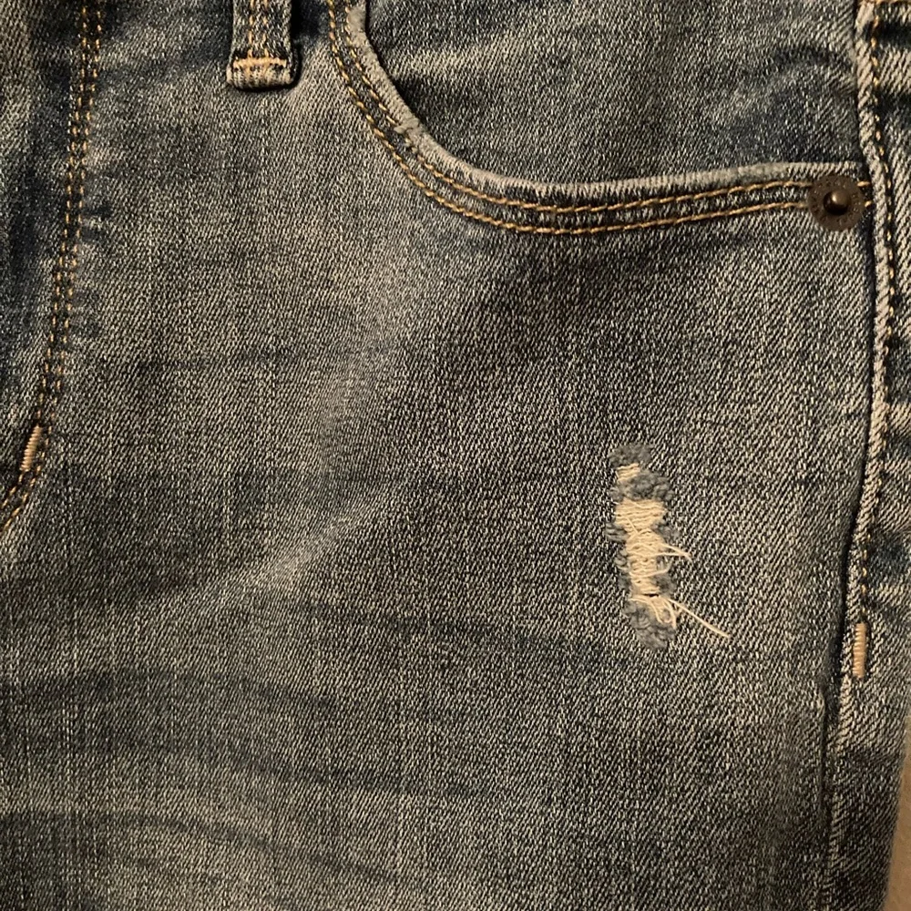 Universal Thread Distressed Jeans - Picture 8 of 9